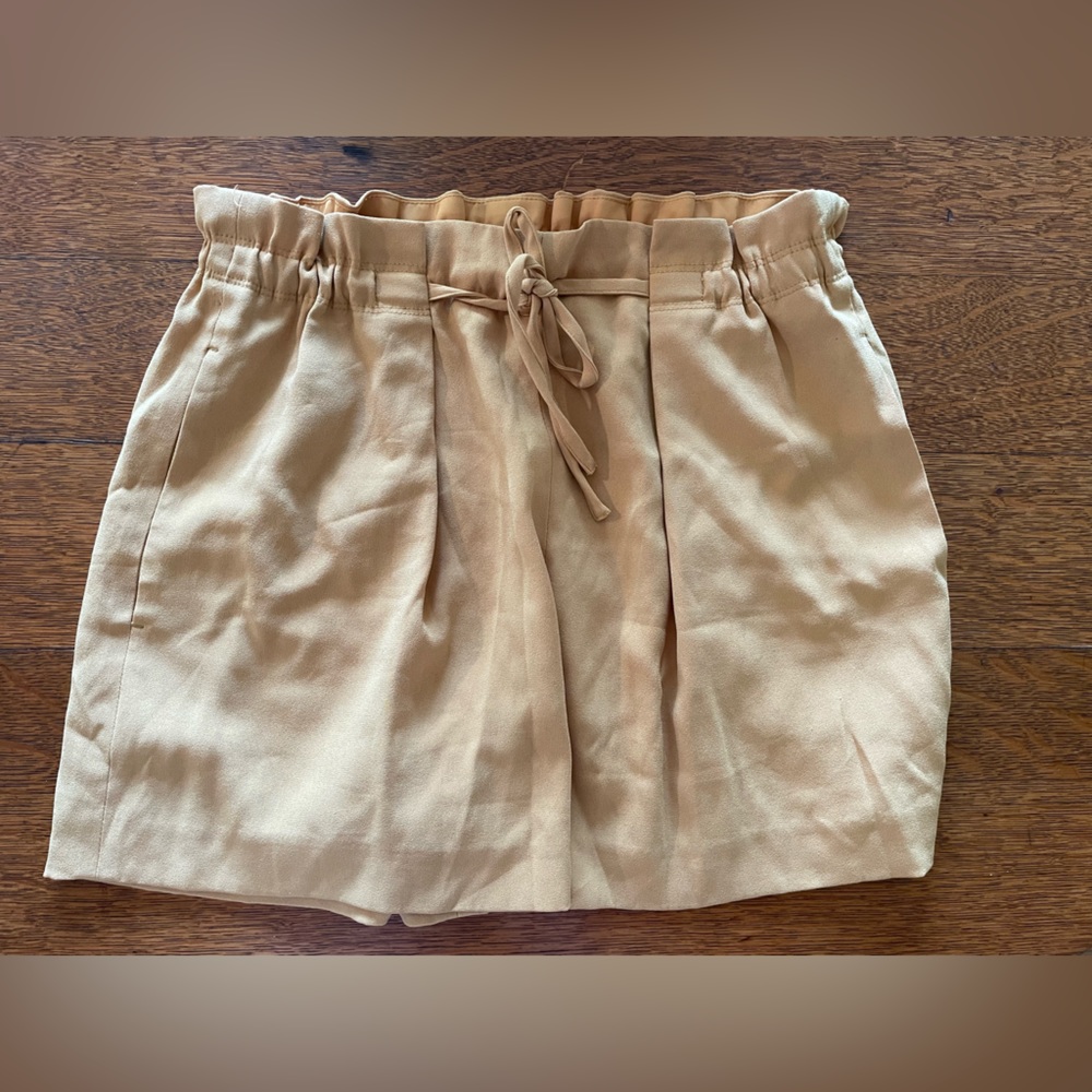 Babaton Yellow Pleated Shorts with tie and pockets, Large.